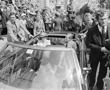 882659 Afbeelding van het vertrek van koningin Beatrix en prins Claus van het Stadhuis (Stadhuisbrug 1) te Utrecht, met ...